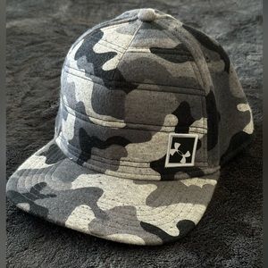 NEW Rare Men's Under Armour Hat White and Gray Camo Design Snapback
